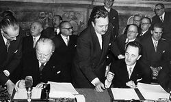 25. März 1957: Staatsminister Joseph Bech (l.) und Botschafter Lambert Schaus (r.) unterzeichnen  im Namen Luxemburgs die  Römischen Verträge.  