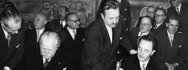 25. März 1957: Staatsminister Joseph Bech (l.) und Botschafter Lambert Schaus (r.) unterzeichnen  im Namen Luxemburgs die  Römischen Verträge.  