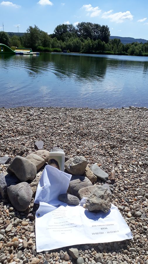 Memorial improvisado, em homenagem a Puto G, no areal do lago de Remerschen.