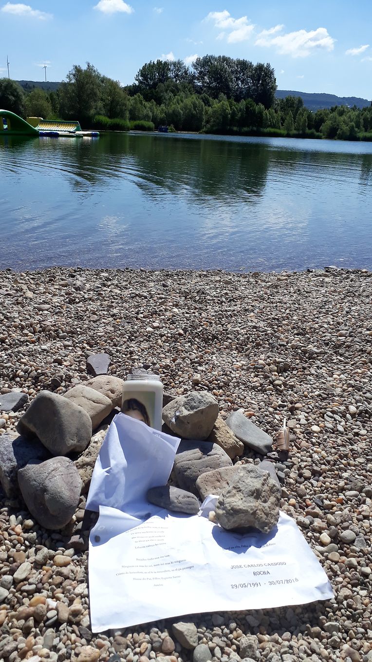 Memorial improvisado, em homenagem a Puto G, no areal do lago de Remerschen.