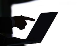 ARCHIV - 11.06.2015, Brandenburg, Potsdam: Vor Beginn der Potsdamer Konferenz für Nationale Cybersicherheit zeigt ein Teilnehmer im Hasso-Plattner-Institut auf den Bildschirm seines Laptops. Die FDP hat der rot-rot-grünen Koalition Versäumnisse beim Datenschutz vorgeworfen. (zu «FDP kritisiert Koalition wegen Datenschutzgesetz» vom 08.05.2018) Foto: Ralf Hirschberger/dpa-Zentralbild/dpa +++ dpa-Bildfunk +++