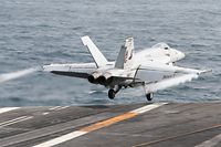 HANDOUT - 17.06.2019, ---, --: Ein F/A-18E Super Hornet Kampflugzeug startet vom Deck des Flugzeugträgers der Nimitz-Klasse Abraham Lincoln (CVN 72). (zu "Bericht: Trump soll Luftangriffe auf den Iran freigegeben haben") Foto: MCSN Dan Snow/Navy Office of Information/CENTCOM/dpa - ACHTUNG: Nur zur redaktionellen Verwendung und nur mit vollständiger Nennung des vorstehenden Credits +++ dpa-Bildfunk +++