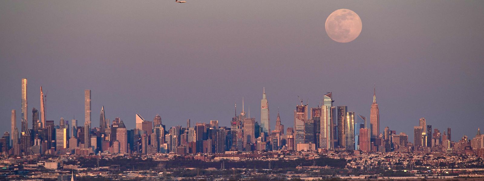 A 'superlua' de abril em Manhattan, Nova Iorque.