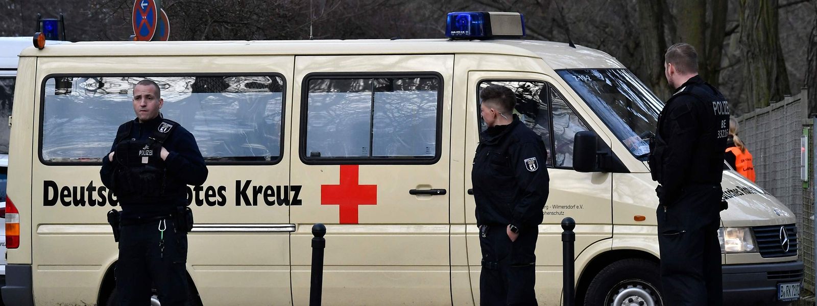 Ein Minivan des Deutschen Roten Kreuzes (DRK) mit deutschen Staatsangehörigen, die aus Wuhan nach Europa zurückgekehrt sind.