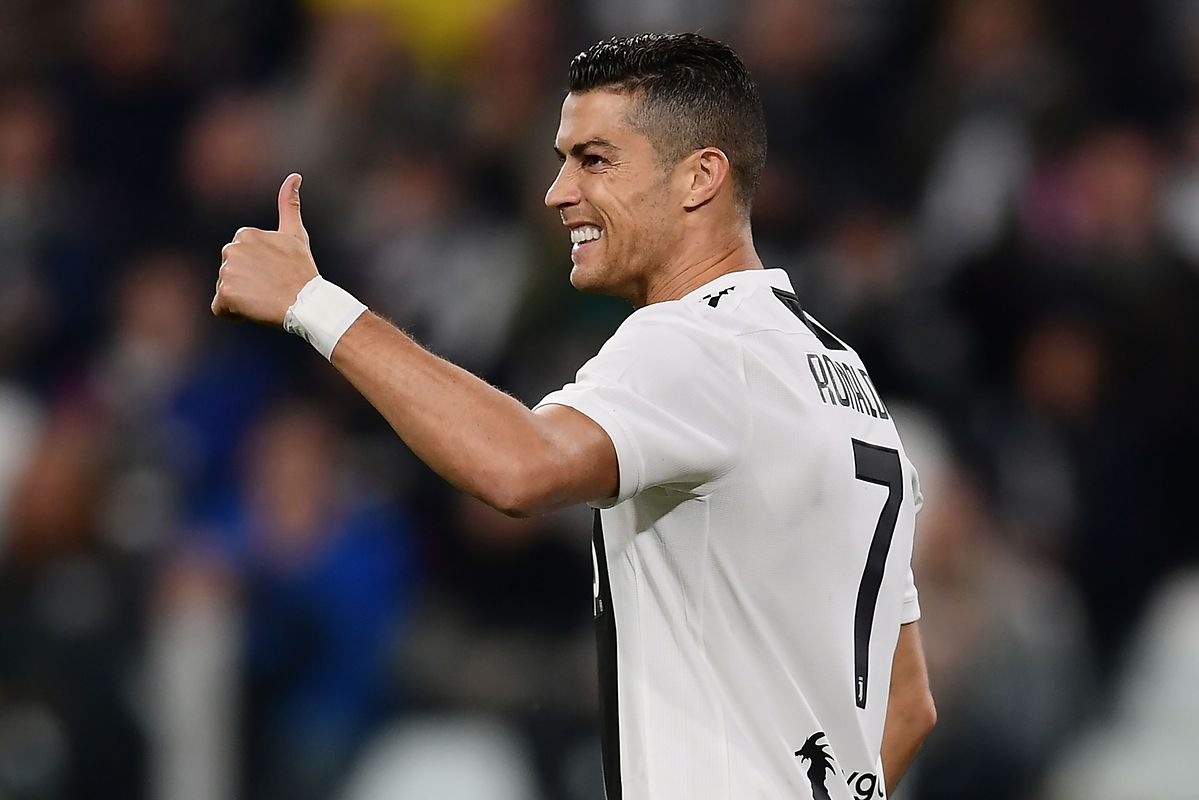 Cristiano Ronaldo no jogo com o Cagliari em que foi premiado pelo presidente da Juventus. 