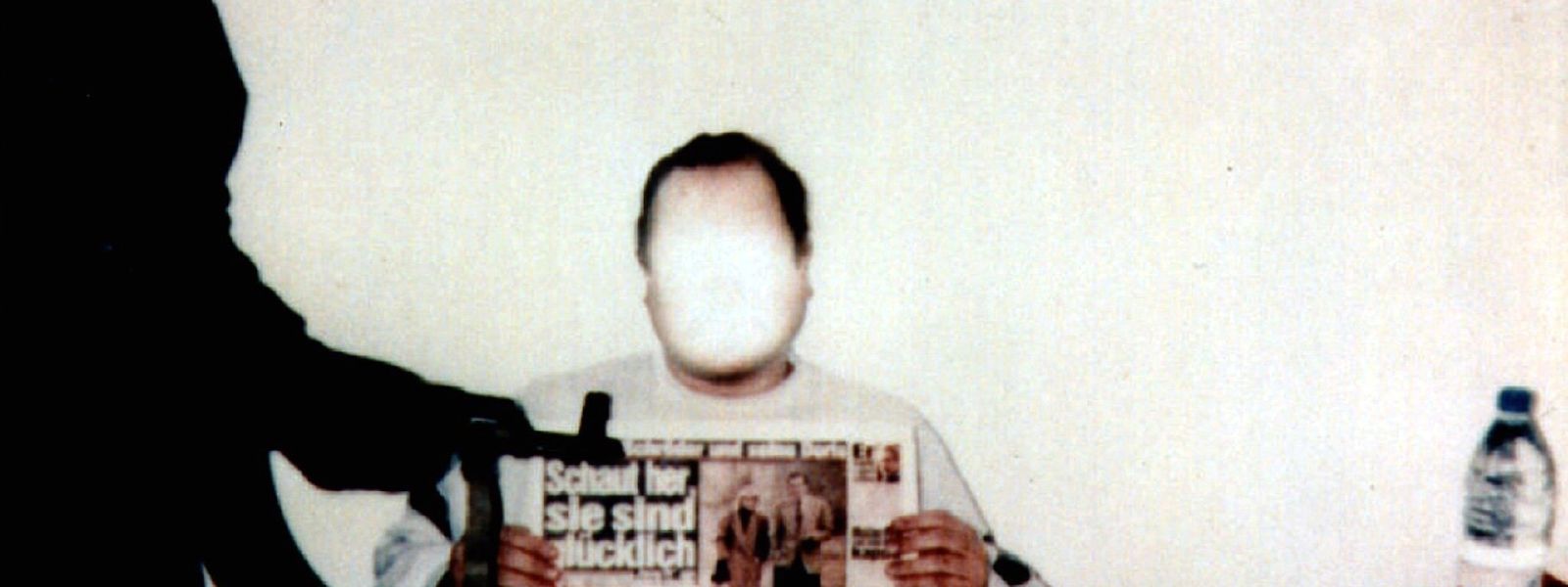 Am Anfang seiner Gefangenschaft senden die Entführer dieses Foto als Lebenszeichen an Jan Philipp Reemtsmas Familie. Die Polizei hat vor einer Veröffentlichung das Gesicht wegretuschiert, weil Verletzungen zu sehen waren. 