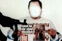 HANDOUT - 26.03.1996, Frankfurt-Archiv: Das von der Polizei geblendete Polaroid-Foto zeigt Jan Philipp Reemtsma bei seinen Entführern mit einer Ausgabe der Bild-Zeitung vom 26. März 1996. Das Foto wurde den Angehörigen als Lebensbeweis übermittelt. Vor 25 Jahren am 25.03.1996 verschleppten Entführer den Hamburger Millionär Jan Philipp Reemtsma. Nach 33 Tagen wurde er gegen Zahlung von Lösegeld in Millionenhöhe freigelassen. (zu dpa: "Reemtsma vor 25 Jahren entführt - «Nicht ganz wehrlos weggeschleppt»") Foto: Polizei/dpa - ACHTUNG: Nur zur redaktionellen Verwendung und nur mit vollständiger Nennung des vorstehenden Credits +++ dpa-Bildfunk +++