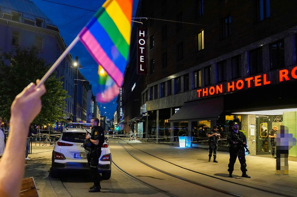 Norwegian police officers stand guard in the streets of central Oslo between security tape lines, on June 25, 2022, after shots were fired outside the London pub, killing two people. - Police said a suspect had been arrested following the shootings, which occurred around 1:00 am (2300 GMT Friday) in three locations, including a gay bar, in the centre of the Norwegian capital. Police reported two dead and 14 wounded, and said two weapons had been seized. (Photo by Javad Parsa / NTB / AFP) / Norway OUT