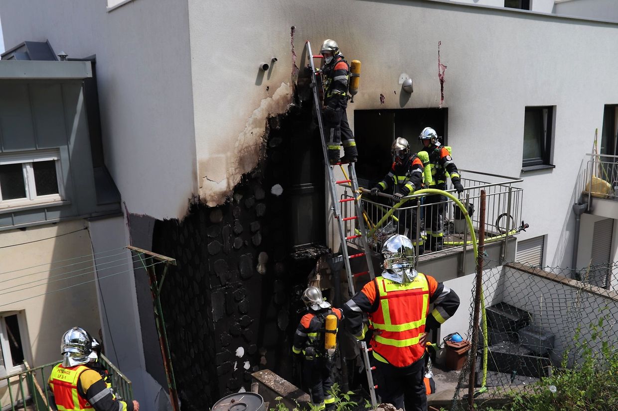 Teile der Fassade des Hauses waren am Montag in Flammen aufgegangen. 
