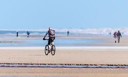 A man rides his bicycle at Vejers Beach in southwest Jutland, Denmark on a sunny March 6, 2020 during the new coronavirus / Covid-19 pandemic. (Photo by John Randeris HANSEN / Ritzau Scanpix / AFP) / Denmark OUT