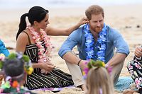 ARCHIV - 19.10.2018, Australien, Sydney: Prinz Harry und seine Frau Meghan nehmen am Strand von Bondi mit der Surf-Gruppe «OneWave», die sich für einen bewussteren Umgang mit psychischen Krankheiten einsetzt, an einer sogenannten Fluro Friday-Session teil. 