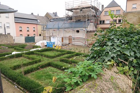 Eine Hälfte des Gartens ist den Bauarbeiten zum Opfer gefallen.