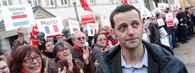 Edouard Perrin avance sur le parvis de la cité judiciaire le 12 décembre 2016, premier jour du procès Luxleaks en appel.