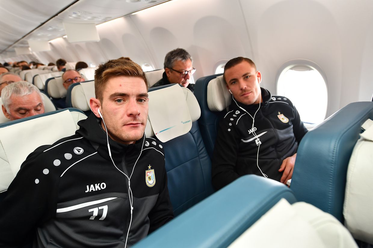 David Turpel und Tom Schnell (r.) während des Flugs nach Mailand.