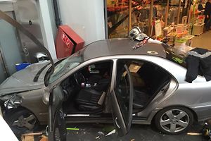 En roulant vers le centre commercial, la voiture a violemment heurté deux personnes qui se trouvaient dans le passade de l'entrée.