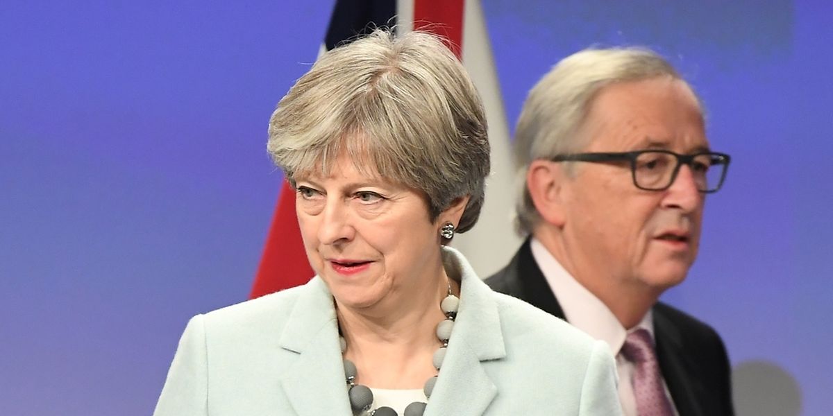 Theresa May e Jean-Claude Juncker.