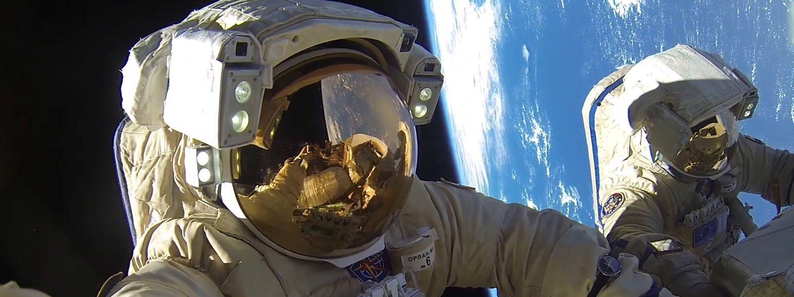 6. Februar 2018: Die Roscosmos-Kosmonauten Alexander Misurkin und Anton Shkaplerov arbeiten außerhalb der Internationalen Raumstation ISS, um eine Kommunikationsantenne zu installieren. Ihr Rekord brechender Weltraumspaziergang dauerte acht Stunden und zwölf Minuten und übertraf damit den Rekord von Dezember 2013. 