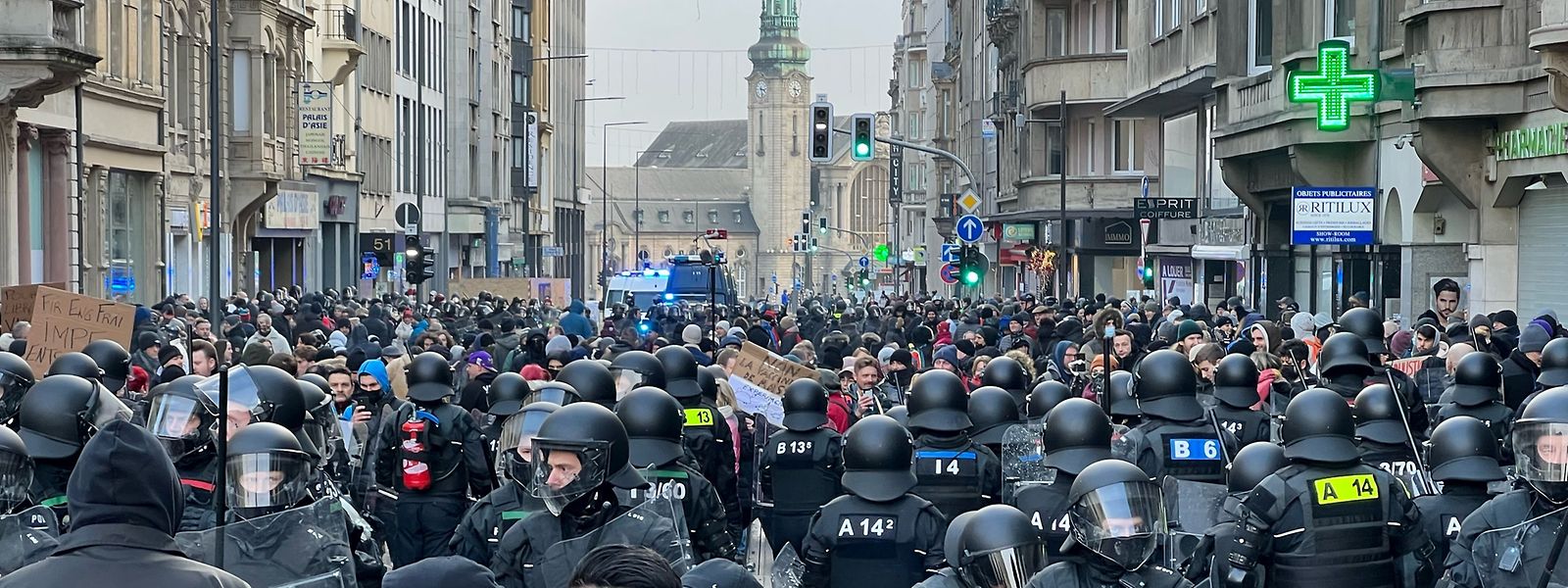 Imagem da manifestação contra a lei covid que decorre esta tarde no Luxemburgo.