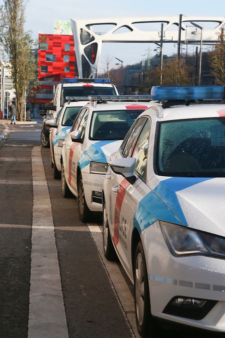 Das Escher Polizeikommissariat wird auf dem Parkplatz vor dem stillgelegten Stahlwerk in Lallingen umziehen.