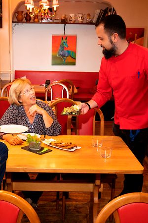 Bistró Podenco - 5 Allée Pierre de Mansfeld, 2118 Luxembourg. Les requins et anémones apportés par Eduardo au Luxembourg. Photo: Steve Eastwood