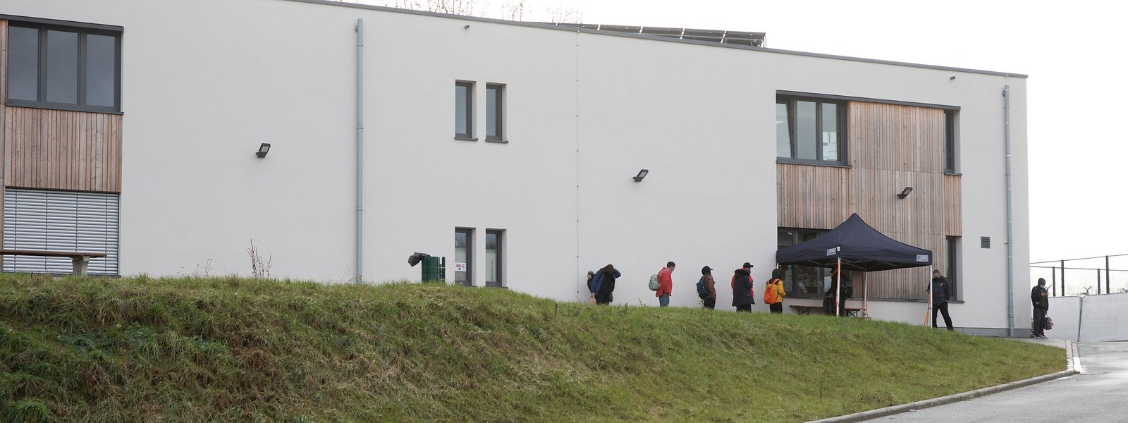 Si une file se forme devant le guichet des inscriptions, il n'y a pas foule pour venir déjeuner au centre de la «Wanteraktioun». La faute à sa décentralisation, estiment les bénévoles.