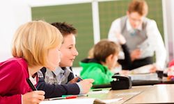 In den Klassenzimmern der Grundschulen gehören der Religions- und Moralunterricht bald der Vergangenheit an. 