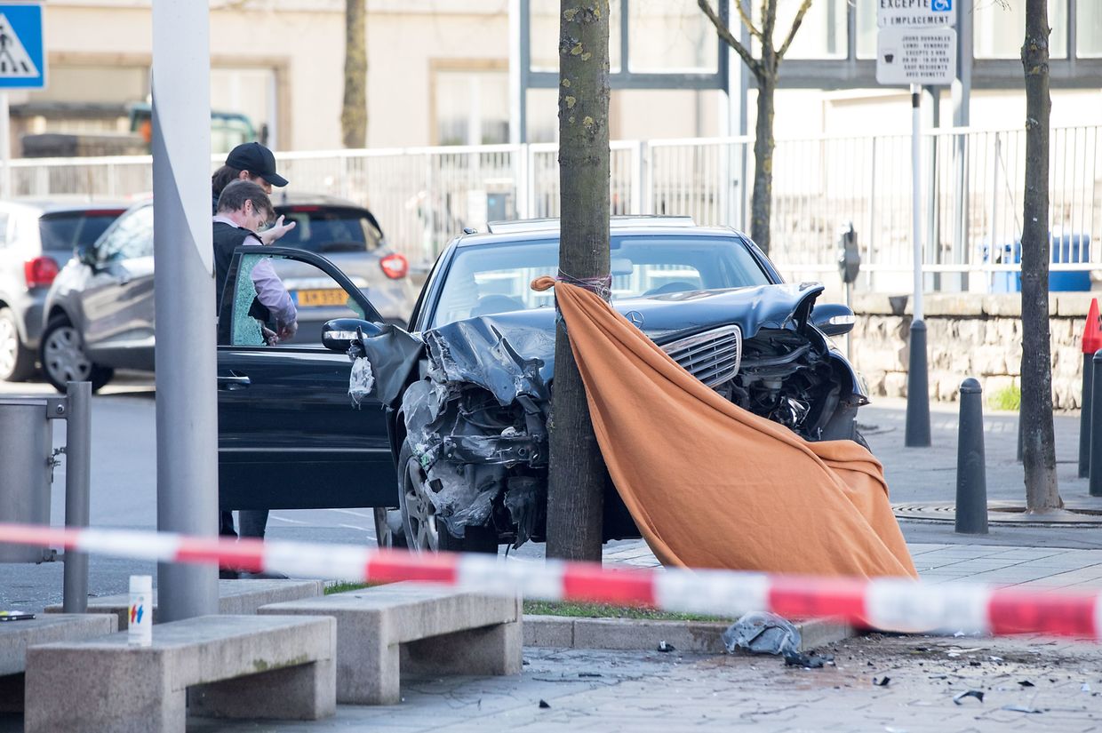 Das Auto fuhr nach der Schussabgabe gegen einen Baum.