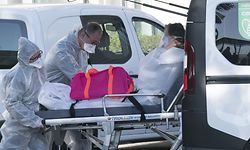 Paramedics load a patient on a strechter into a ambulance at The Emile Muller Hospital Emergencies in Mulhouse, eastern France, on March 24, 2020, on the eighth day of a strict lockdown in France to stop the spread of the novel coronavirus. (Photo by SEBASTIEN BOZON / AFP)