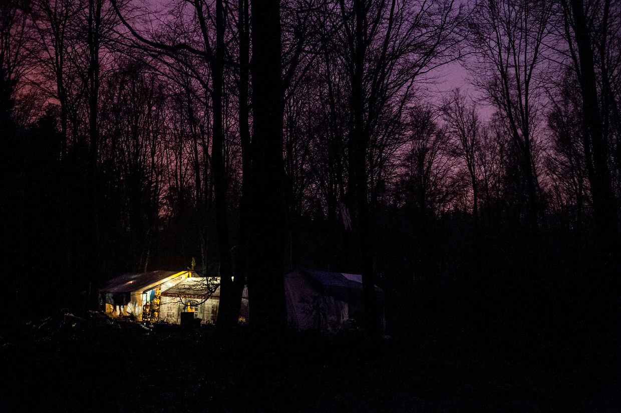 «L'abricot», ensemble d'abris où se déroulent les événements collectifs, constitue le centre névralgique de la ZAD.