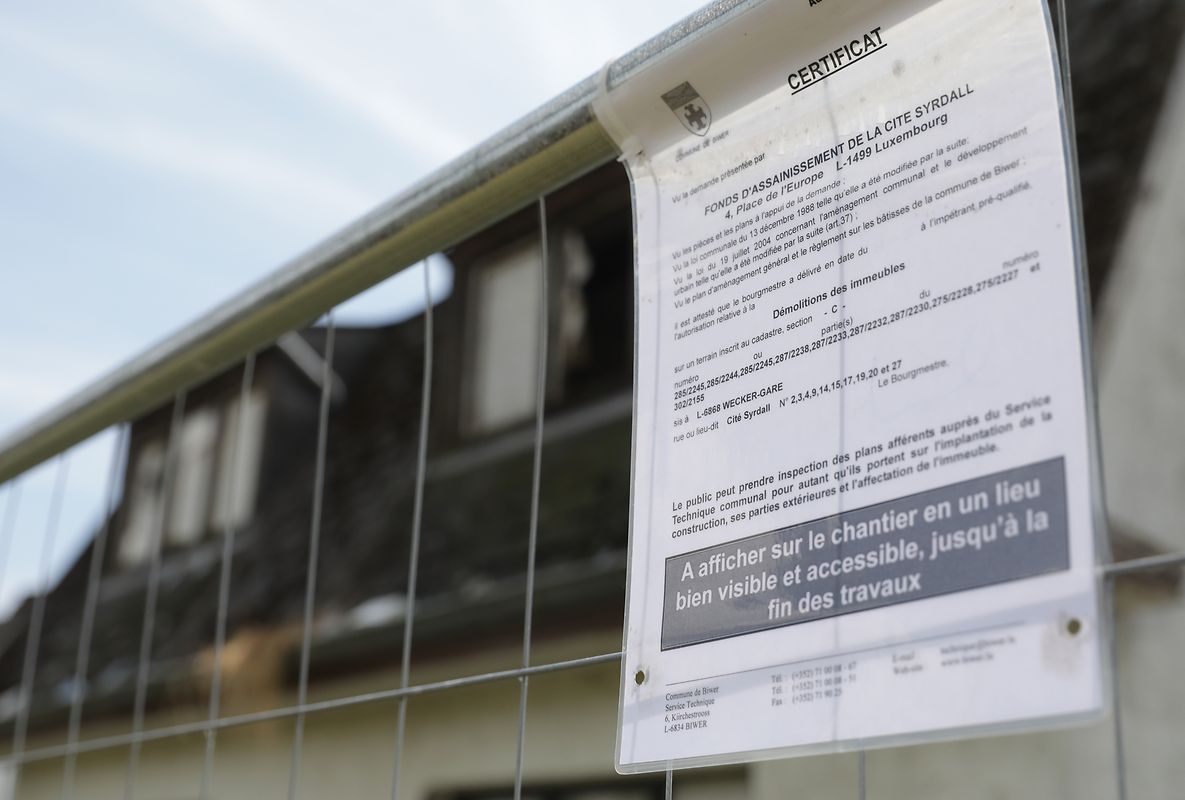 Die vom Biwer Bürgermeister erteilte Abrissgenehmigung wurde an einem Absperrgitter fixiert.