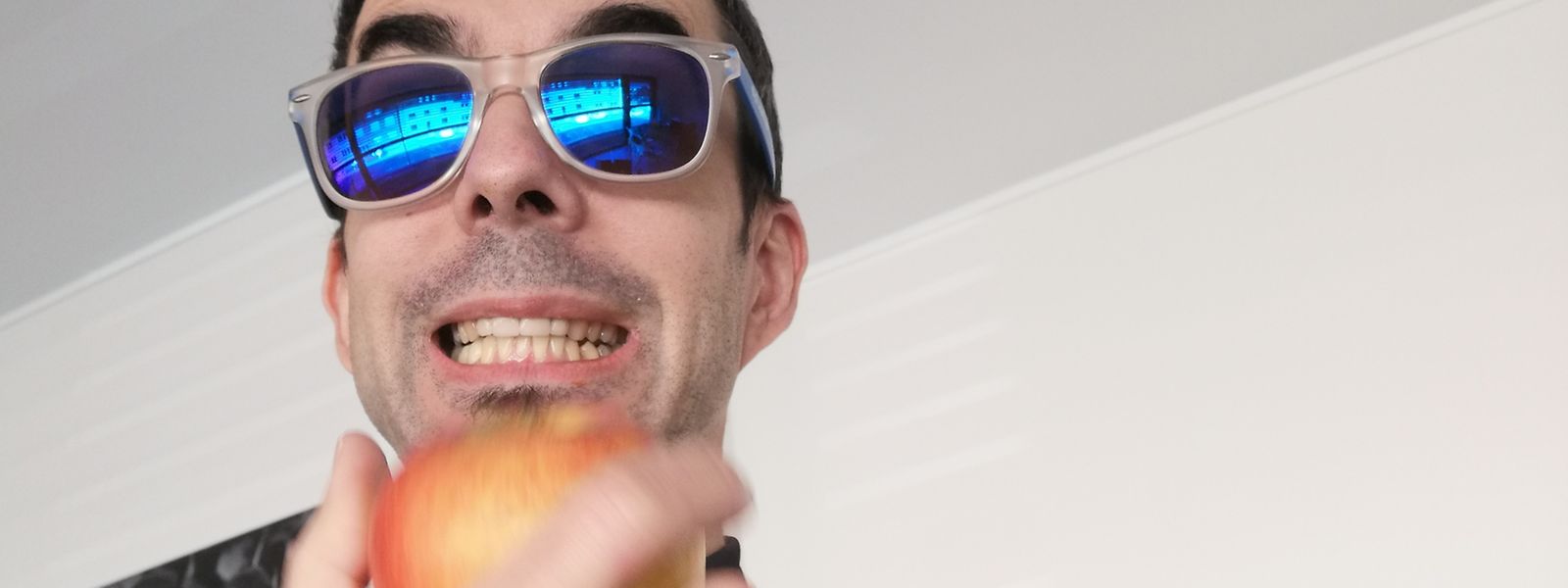 Gilles Kirsch freut sich über frisches Obst, das ihm von den Pfadfindern vor die Tür gebracht wird. 