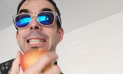 Gilles Kirsch freut sich über frisches Obst, das ihm von den Pfadfindern vor die Tür gebracht wird. 