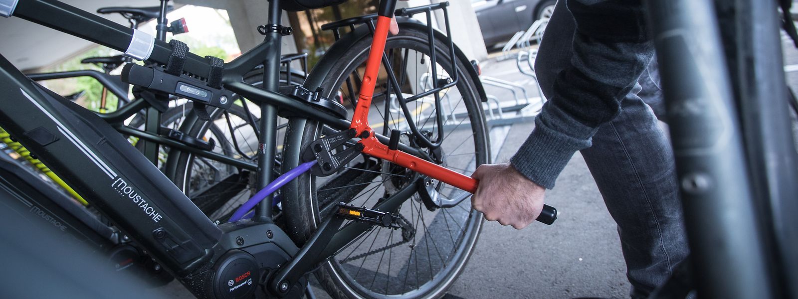 Grundsätzlich ist jedes Fahrradschloss knackbar: Hochwertigere Schlösser nehmen allerdings auch mit schweren Werkzeugen deutlich mehr Zeit in Anspruch – und das schreckt viele Diebe ab.