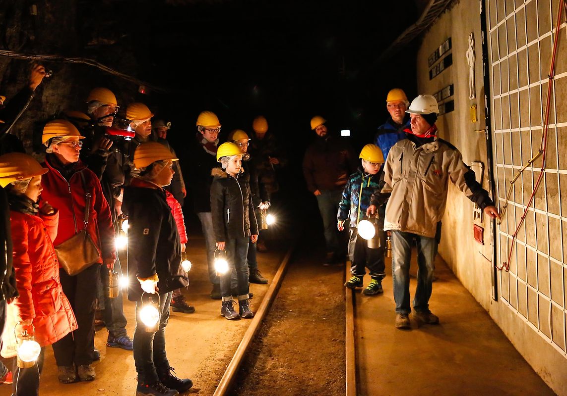 Die Karbidlampen der Besucher waren die einzige Lichtquelle in den dunklen Gängen der Grube. 