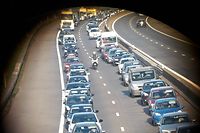 Mit dem Fernglas nahm die Polizei gestern die Motorradfahrer auf der Autobahn A6 zwischen Sterpenich und Steinfort ins Visier.