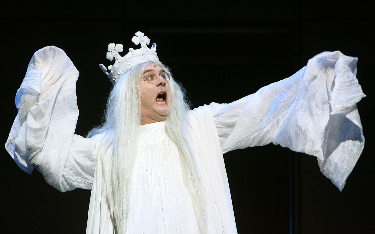 Der Entertainer probt in der Rolle des Polonius (Geist von Hamlets Vater) im Schauspielhaus für ein Hamlet-Musical. 
