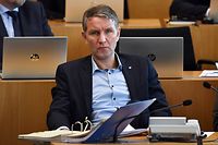 05.03.2020, Thüringen, Erfurt: Björn Höcke, AfD-Fraktionschef von Thüringen, sitzt im Plenarsaal des Thüringer Landtages. Einen Tag nach der Wahl des Thüringer Ministerpräsidenten beginnt für die rot-rot-grüne Minderheitsregierung die Arbeit. Das Parlament, das bis Freitag tagt, hat ein umfangreiches Programm mit etwa 30 Tagesordnungspunkten. Rot-Rot-Grün verfügt im Landtag nur über 42 der 90 Sitze und braucht bei Entscheidungen vier Stimmen von der CDU- oder der FDP-Fraktion. Foto: Martin Schutt/dpa-Zentralbild/dpa +++ dpa-Bildfunk +++