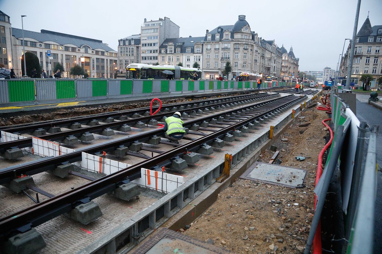 Lokales, online.fr, online.de, beim Gebäude Arcelor place des Martyrs, Legung der Schienen, Verkehr, Mobilität, Tram, öffentlicher Transport, Foto: Anouk Antony/Luxemburger Wort