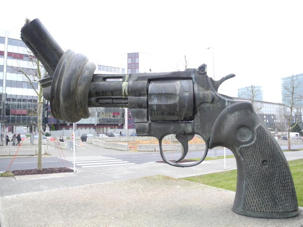The original "Non-violence" sculpture pictured above is now in New York but a copy can be found in Kirchberg