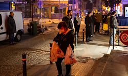 Menschen versammeln sich in Istanbul vor einem Laden, um Lebensmittel einzukaufen. Die Türkei hat eine zweitägige Ausgangssperre in 31 der größten Städte angekündigt, um die Ausbreitung des Coronavirus einzudämmen.