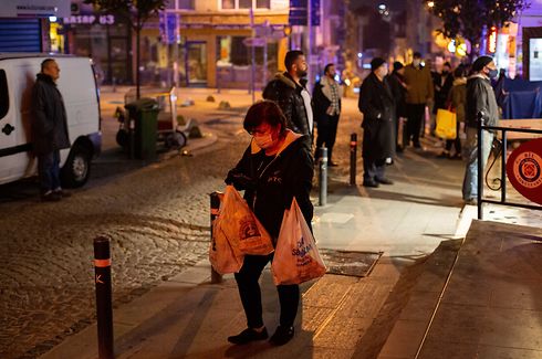 Menschen versammeln sich in Istanbul vor einem Laden, um Lebensmittel einzukaufen. Die Türkei hat eine zweitägige Ausgangssperre in 31 der größten Städte angekündigt, um die Ausbreitung des Coronavirus einzudämmen.