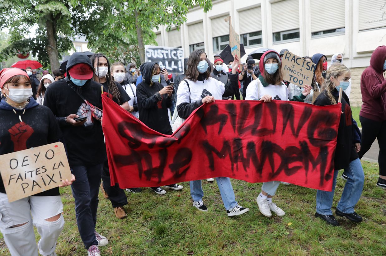 Succès de foule pour la manifestation contre le racisme qui s'est tenue ce vendredi devant l'ambassade des Etats-Unis à Luxembourg. 