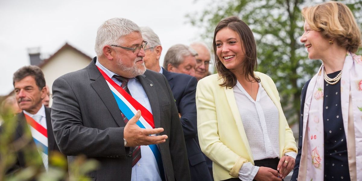 Prinzessin Alexandra wird von Bürgermeister Michel Malherbe durch den neuen Rosengarten geführt.