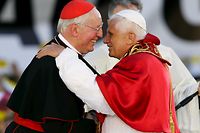 Papst Benedikt XVI. (r) und sein Nachfolger als Erzbischof von München und Freising, Kardinal Friedrich Wetter, im Jahr 2006.