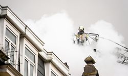 19.04.2021, Belgien, Brüssel: Feuerwehr ist im Einsatz vor Ort wegen eines Brandes in einem Haus in der Heyvaert Straße in Anderlecht. Nach einem Wohnhausbrand im Brüsseler Stadtteil Anderlecht in der Nacht zum Montag sind mindestens 24 Menschen verletzt oder mit Rauchvergiftungen ins Krankenhaus gekommen, darunter vier Feuerwehrleute. Foto: Laurie Dieffembacq/BELGA/dpa +++ dpa-Bildfunk +++