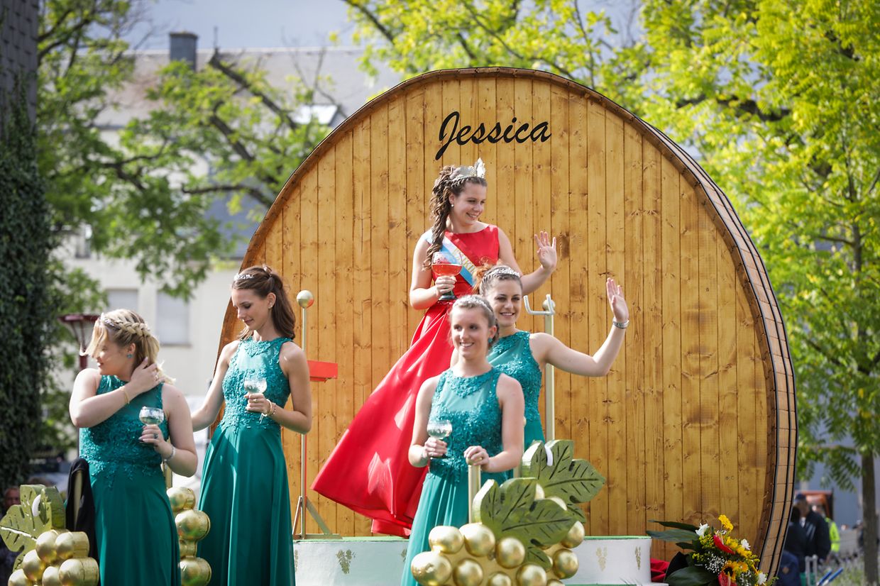 Die neue Weinkönigin Jessica und ihre Princessinnen während des Umzugs.