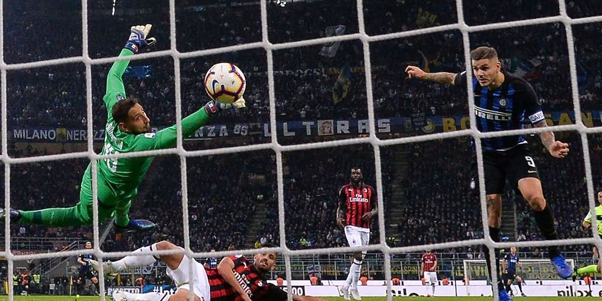 La reprise de la tête victorieuse de Mauro Icardi. Le derby entre l'Inter et l'AC Milan s'est joué dans les derniers instants.