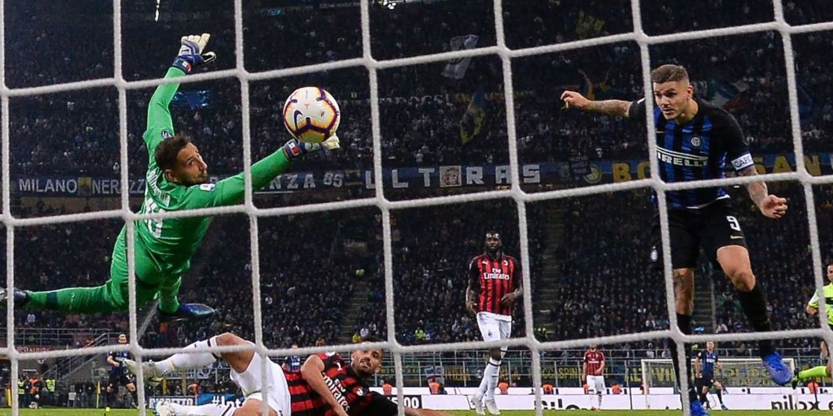 La reprise de la tête victorieuse de Mauro Icardi. Le derby entre l'Inter et l'AC Milan s'est joué dans les derniers instants.