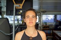 ARCHIV - 20.06.2019, ---, Mittelmeer: HANDOUT - Carola Rackete aus Kiel, deutsche Kapitänin der «Sea-Watch 3», aufgenommen an Bord des Rettungschiffs. (zu dpa «Deutsche Kapitänin des Migranten-Rettungsschiffes «Sea-Watch 3» fordert italienischen Innenminister Salvini heraus») Foto: Till M. Egen/Sea-Watch.org/dpa - ACHTUNG: Nur zur redaktionellen Verwendung und nur mit vollständiger Nennung des vorstehenden Credits +++ dpa-Bildfunk +++