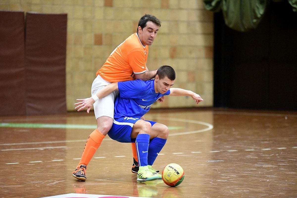 Ruben Oliveira (en bleu) et le FC Differdange 03 ont été accrochés par l'Amicale Clervaux de Norberto "Guri" Ferreira.